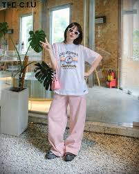 Phối đồ đi học cho sinh viên nữ với quần jeans ống rộng