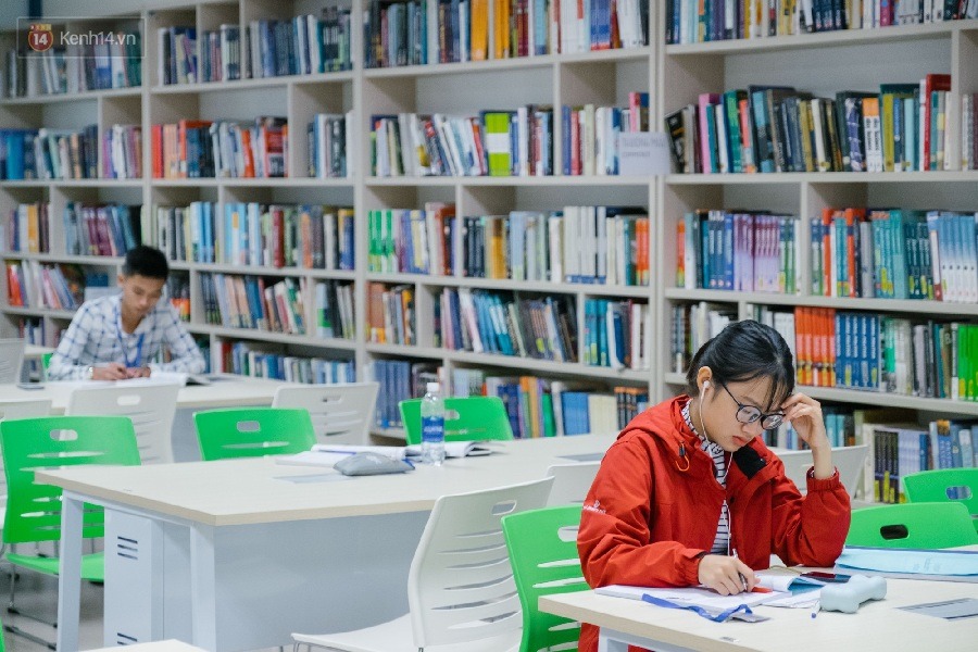 Sinh viên mượn giáo trình ở thư viện