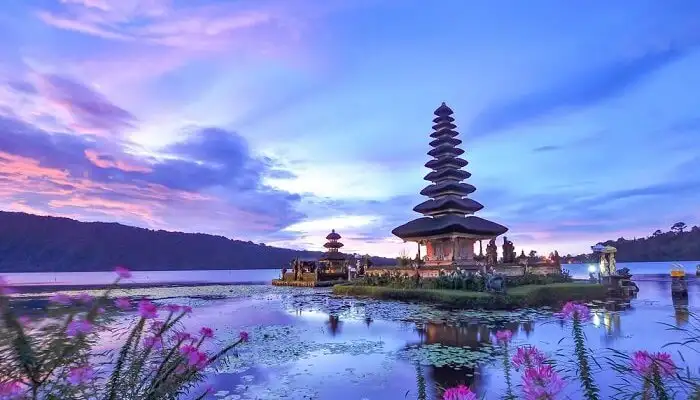 Khung cảnh tĩnh lặng của Đền Tanah Lot ở Bali