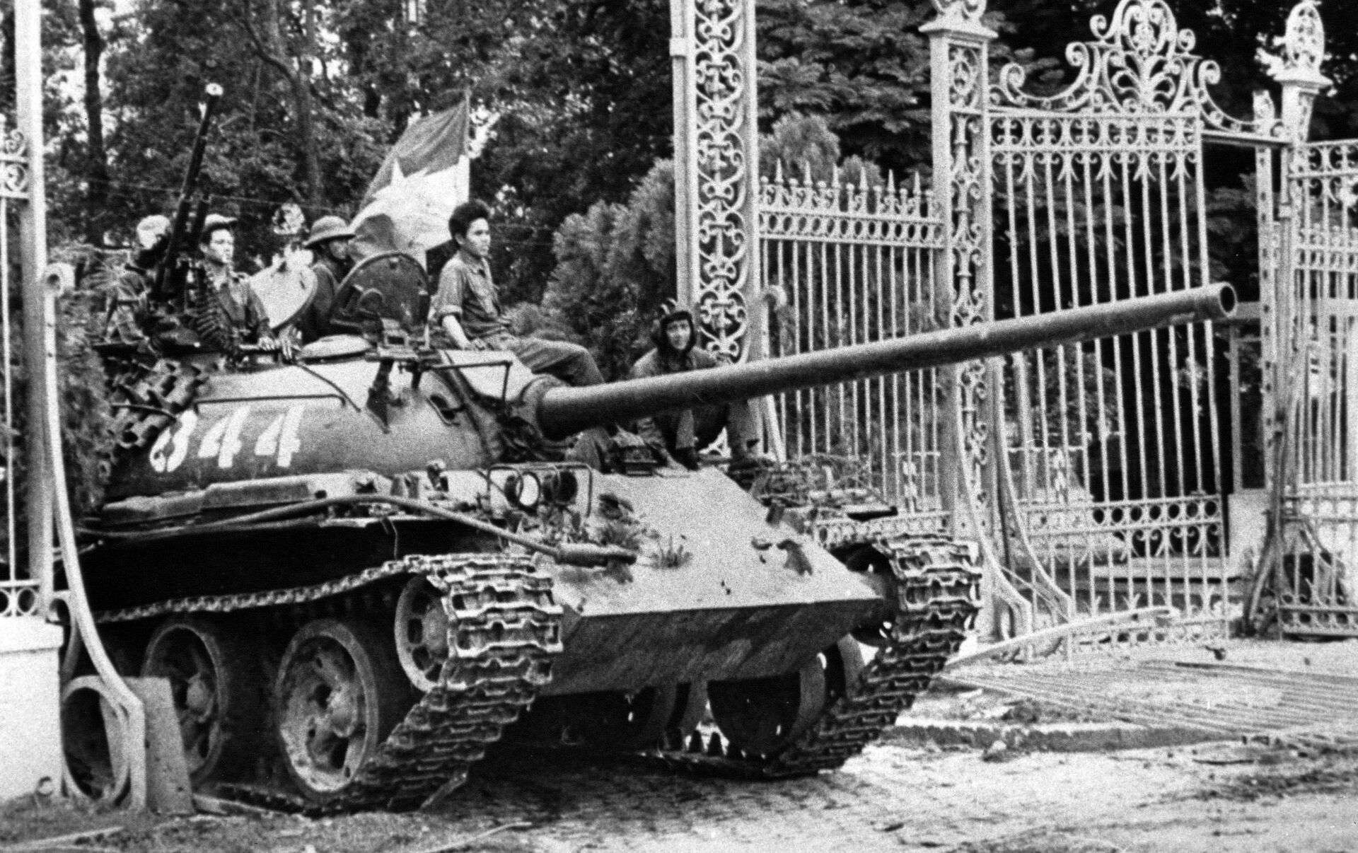 Hình ảnh Dinh Độc Lập năm 1975 — thời điểm xe tăng tiến vào