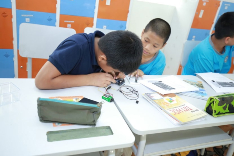 Học sinh tiểu học thực hành thí nghiệm khoa học trong giờ học STEM