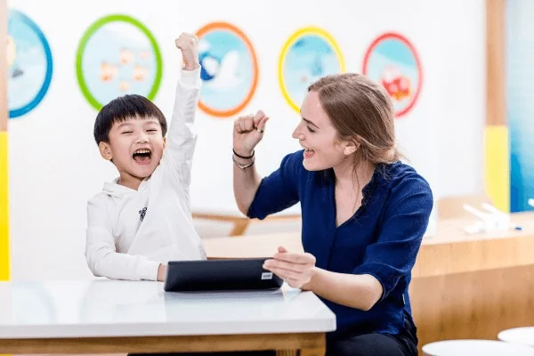 Phương pháp shadowing giúp trẻ tiểu học học nói tiếng Anh tự nhiên