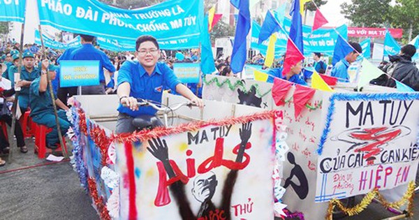 Giáo viên đón học sinh