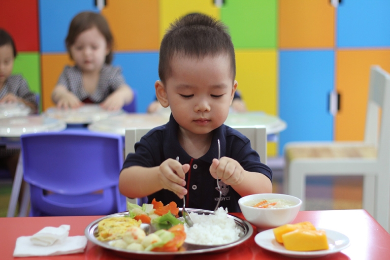 Bữa ăn của trẻ tại trường mẫu giáo quốc tế