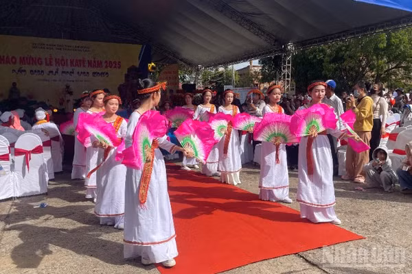 Lễ hội Katê rực rỡ sắc màu của đồng bào Chăm