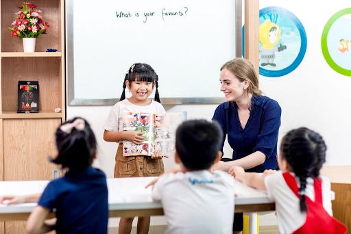 Chương trình học tại YOLA giúp học sinh xây dựng sự tự tin và hình thành tư duy tiếng Anh như trẻ em bản xứ