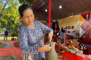 Nghệ nhân Chăm bên những sản phẩm chạm bạc thủ công truyền thống