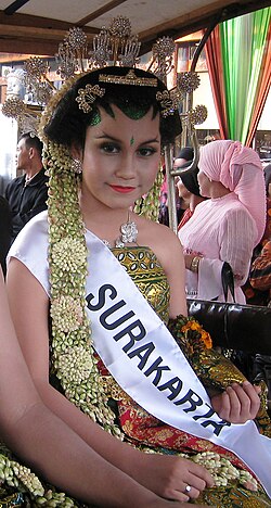 Cô dâu Java truyền thống với trang sức từ hoa nhài