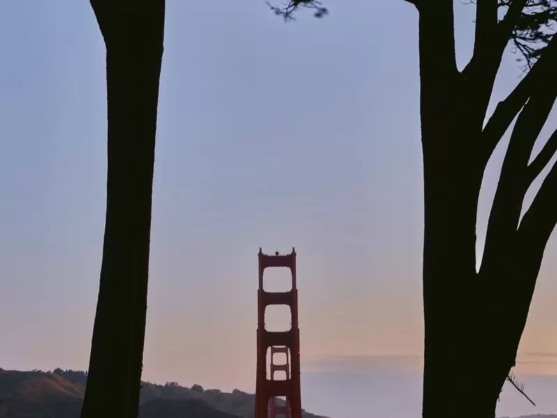 Cầu Cổng Vàng sừng sững nhìn từ Presidio tại San Francisco California tháng 5 năm 2025