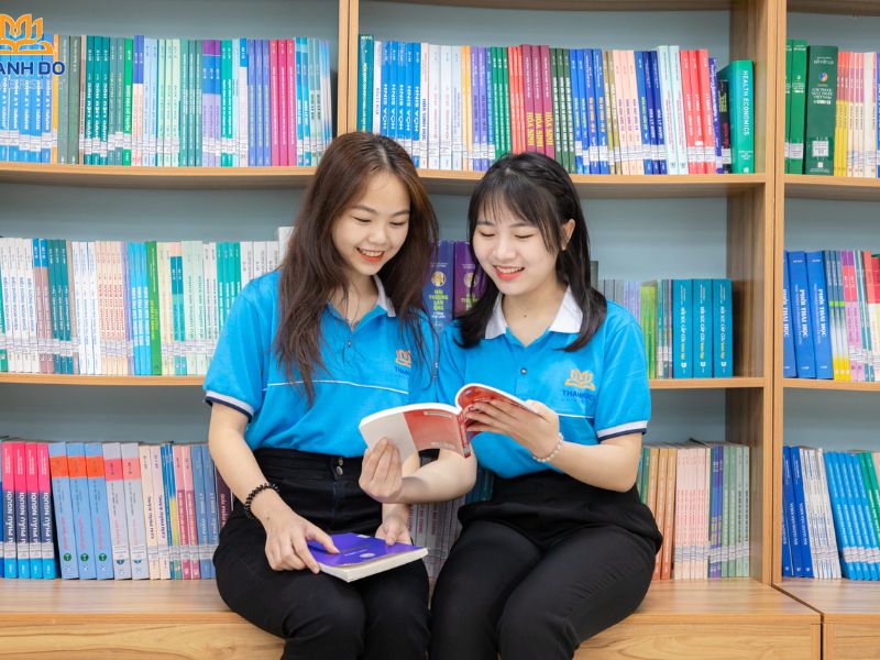 Hình ảnh sinh viên tự học tại thư viện