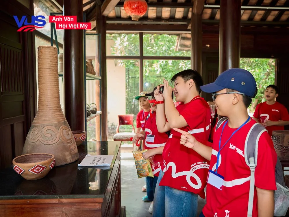Học viên hào hứng khám phá các di sản tại Bảo tàng Áo dài bằng tiếng Anh