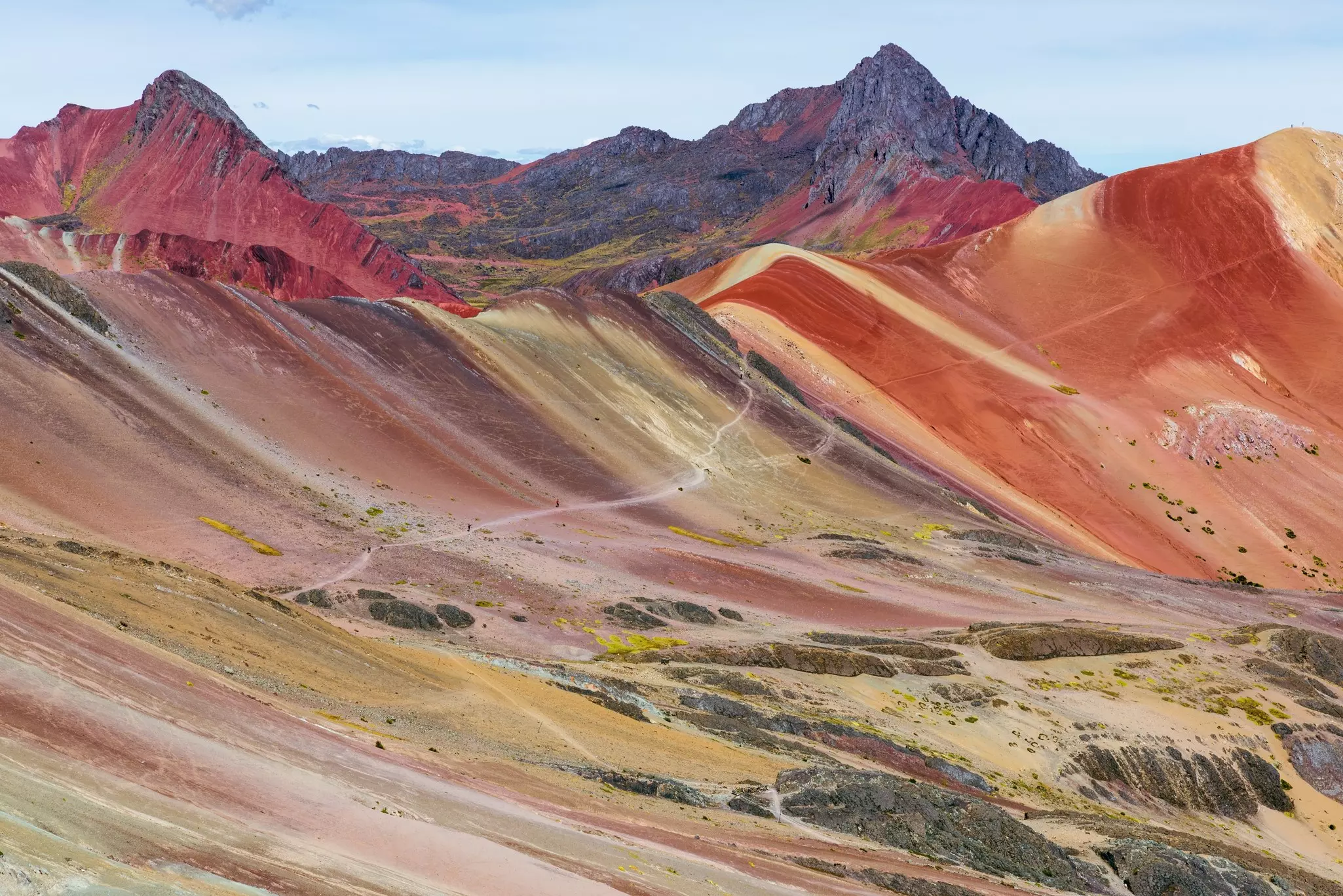 Vẻ đẹp siêu thực của ngọn núi bảy màu Rainbow Mountain tại vùng Cusco Peru