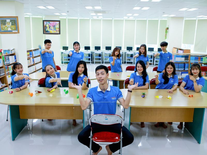 Hình ảnh sinh viên giao tiếp thảo luận nhóm