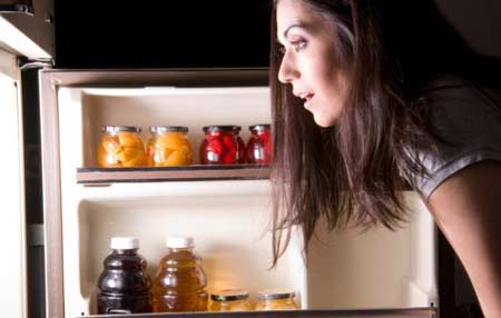 Thói quen ăn khuya gây áp lực lớn lên hệ tiêu hóa và đồng hồ sinh học