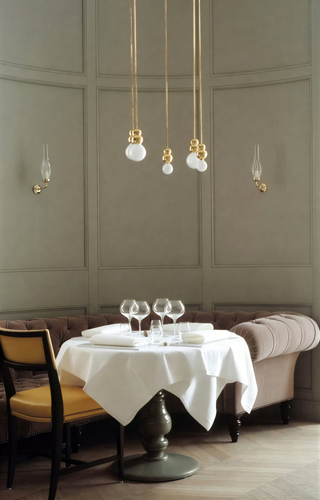 Đèn Ball Lights trong nhà hàng Grand Hôtel Stockholm do Ilse Crawford thiết kế