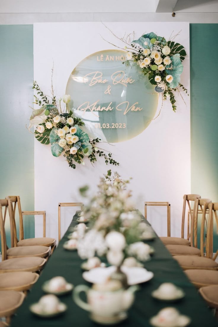 Ứng dụng màu đỏ với phụ kiện và tranh trang trí may mắn - nguồn từ marcfashion