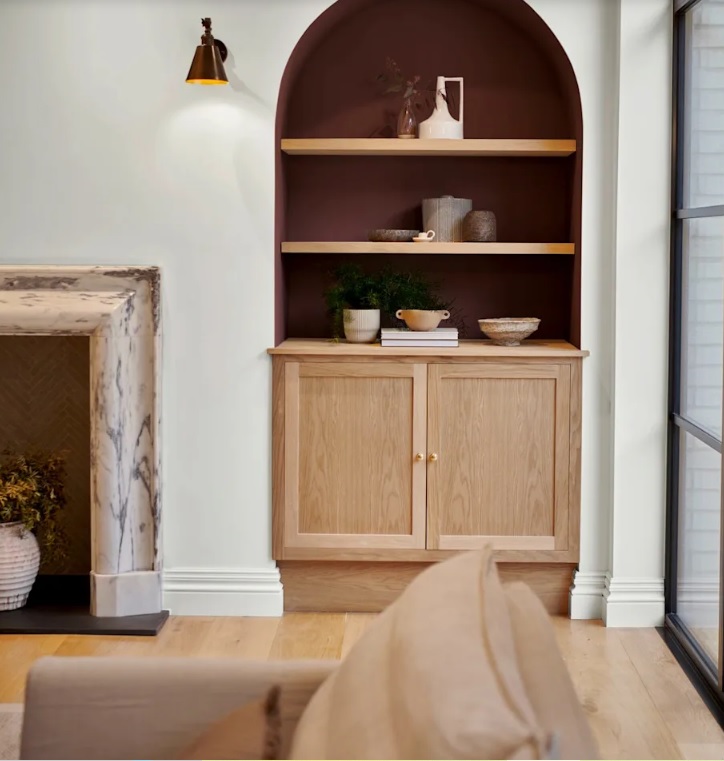 Không gian kết hợp màu đỏ rượu vang với nền trắng Cloud Dancer