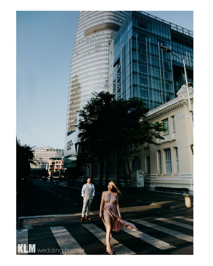 Cặp đôi chụp ảnh cưới đường phố Sài Gòn với kiến trúc hiện đại