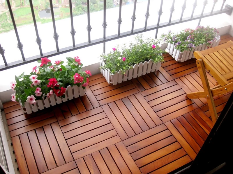 Decor ban công chung cư với sàn gỗ
