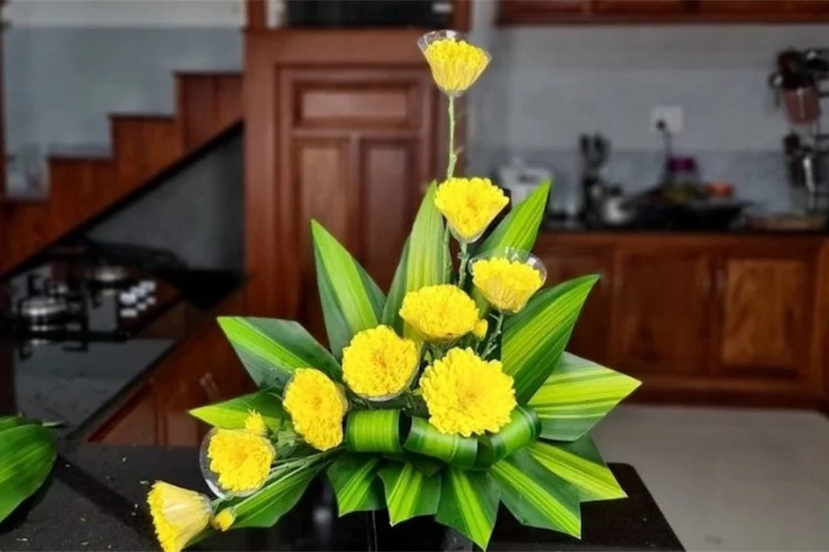 Bàn thờ cưới truyền thống với hoa cúc vàng tượng trưng cho phúc lộc và sự viên mãn.