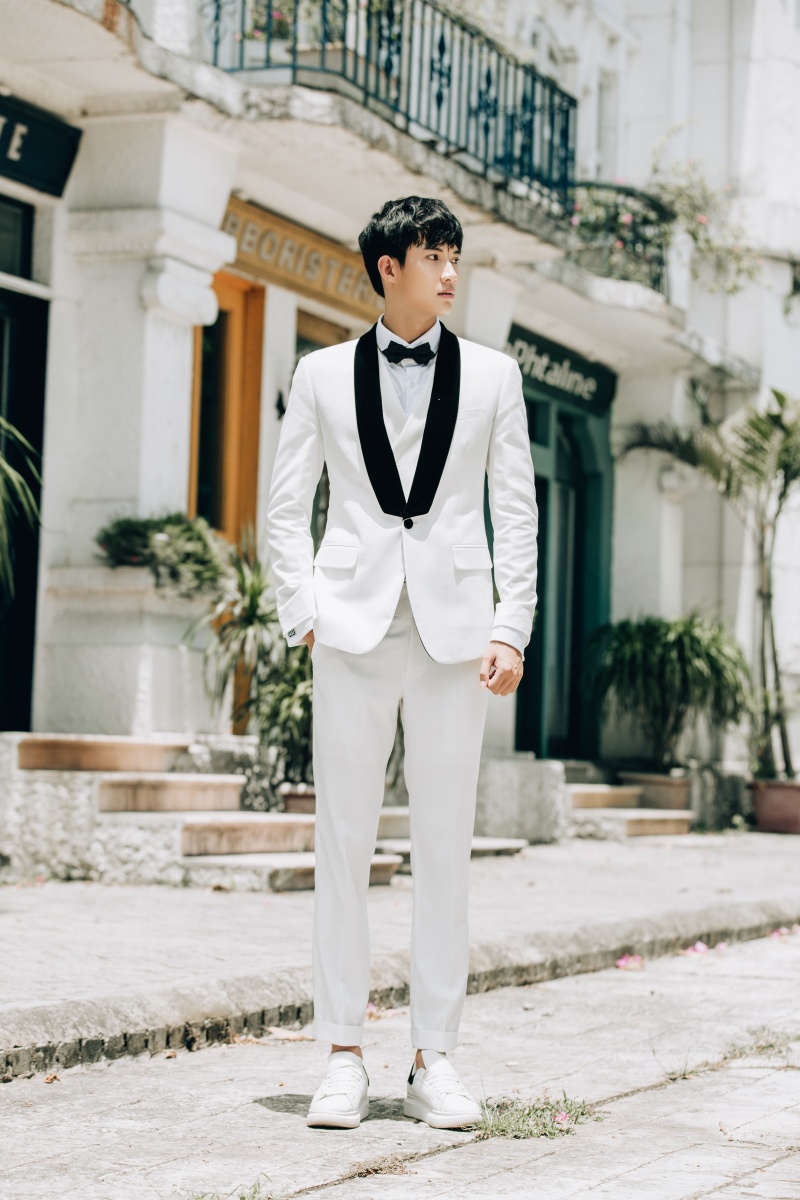 Phối nơ với vest tối màu