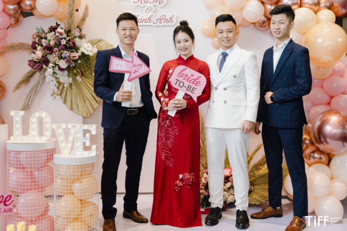 Khách mời nam có thể lựa chọn sơ mi trắng và quần tây hoặc áo vest để tăng thêm phần chỉn chu