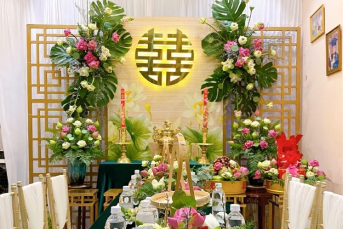 Hoa sen trang trí bàn thờ gia tiên đám cưới.