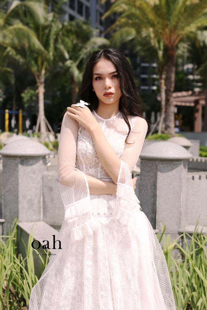Váy cưới tiểu thư Elizabeth với form dáng suôn nhẹ, chi tiết cổ bèo nhún và đai thắt eo dịu dàng