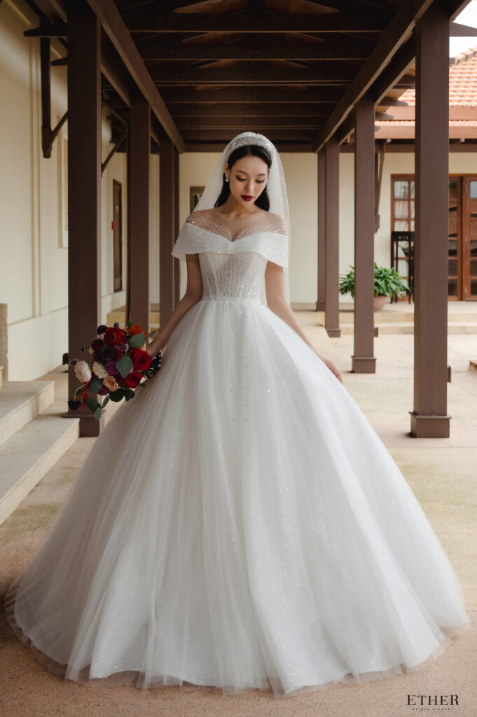 {{image:vay-cuoi-toi-gian}} Váy cưới phong cách tối giản sắc sảo