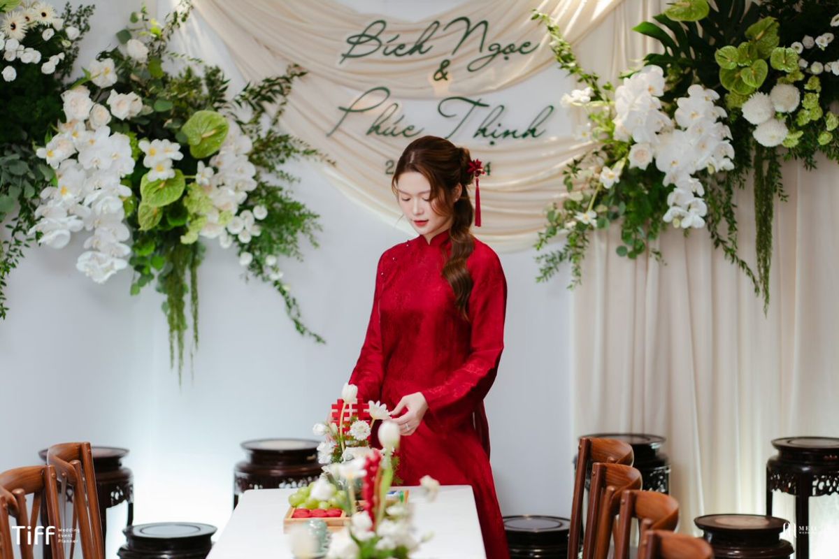 Áo dài giúp tôn lên nét đẹp thanh tao cô dâu và thể hiện lòng tôn kính đối với truyền thống gia đình hai bên