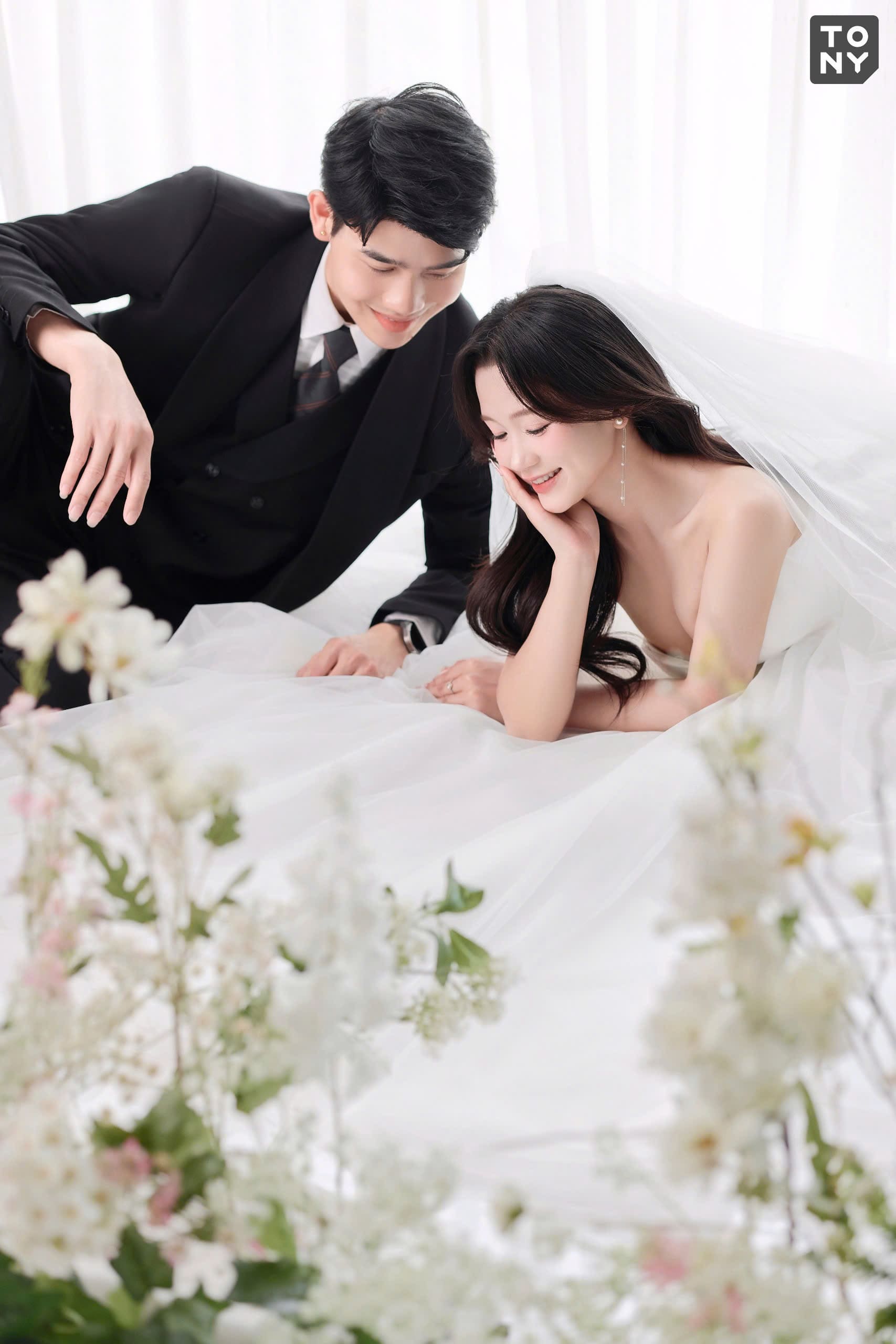 Cặp đôi đầy cảm xúc tại studio cưới với ánh sáng chuyên nghiệp - nguồn từ tonywedding