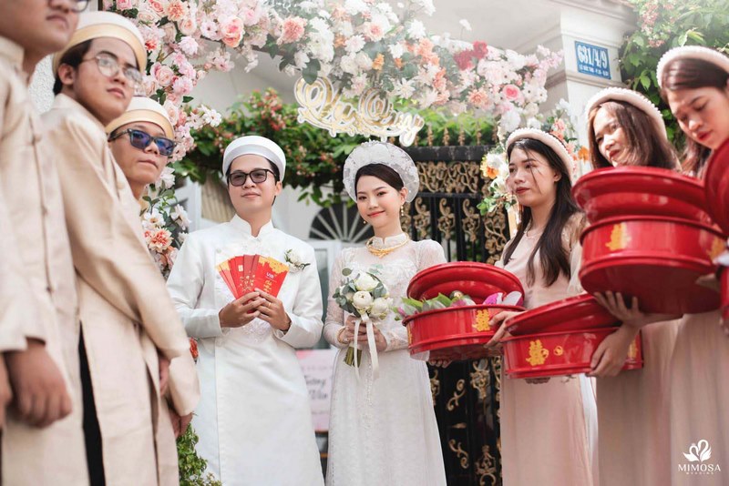Cô dâu trang phục truyền thống với khăn che mặt