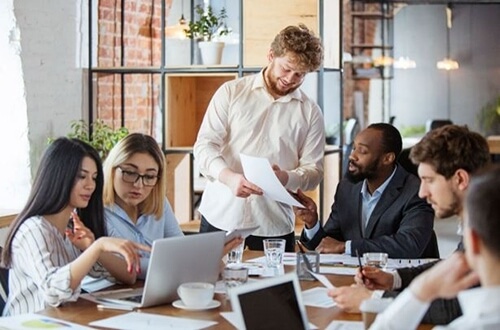 Bố trí bàn làm việc theo nguyên tắc phong thủy giúp tăng khả năng tập trung