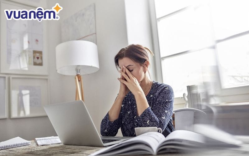 Cặp đôi thư giãn và trò chuyện trước ngày cưới