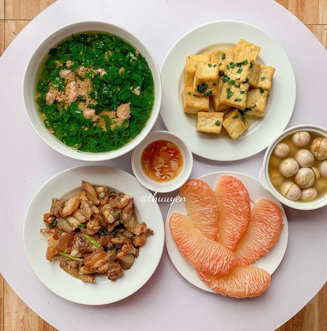 Bữa cơm đậm chất gia đình Việt với canh cua, cà muối, đậu rán và thịt ba chỉ rang