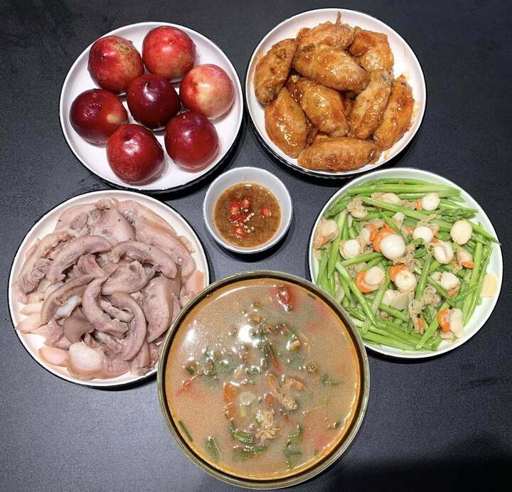 Cách bày biện mâm cơm theo nguyên tắc màu sắc và chiều cao