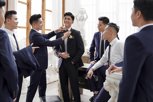 Chọn nơ đen là điểm nhấn hoàn hảo cho vest cưới