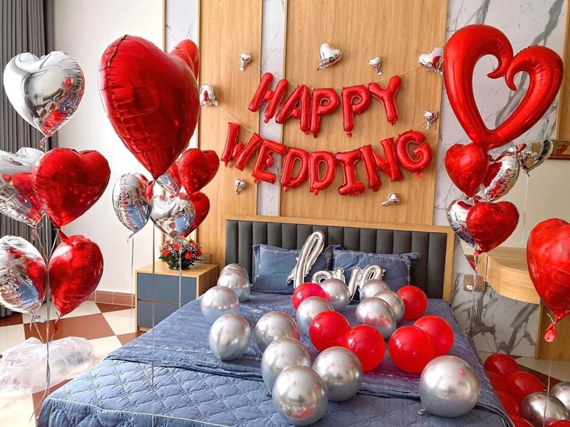 Trang trí phòng cưới màu hồng lãng mạn với hoa tươi