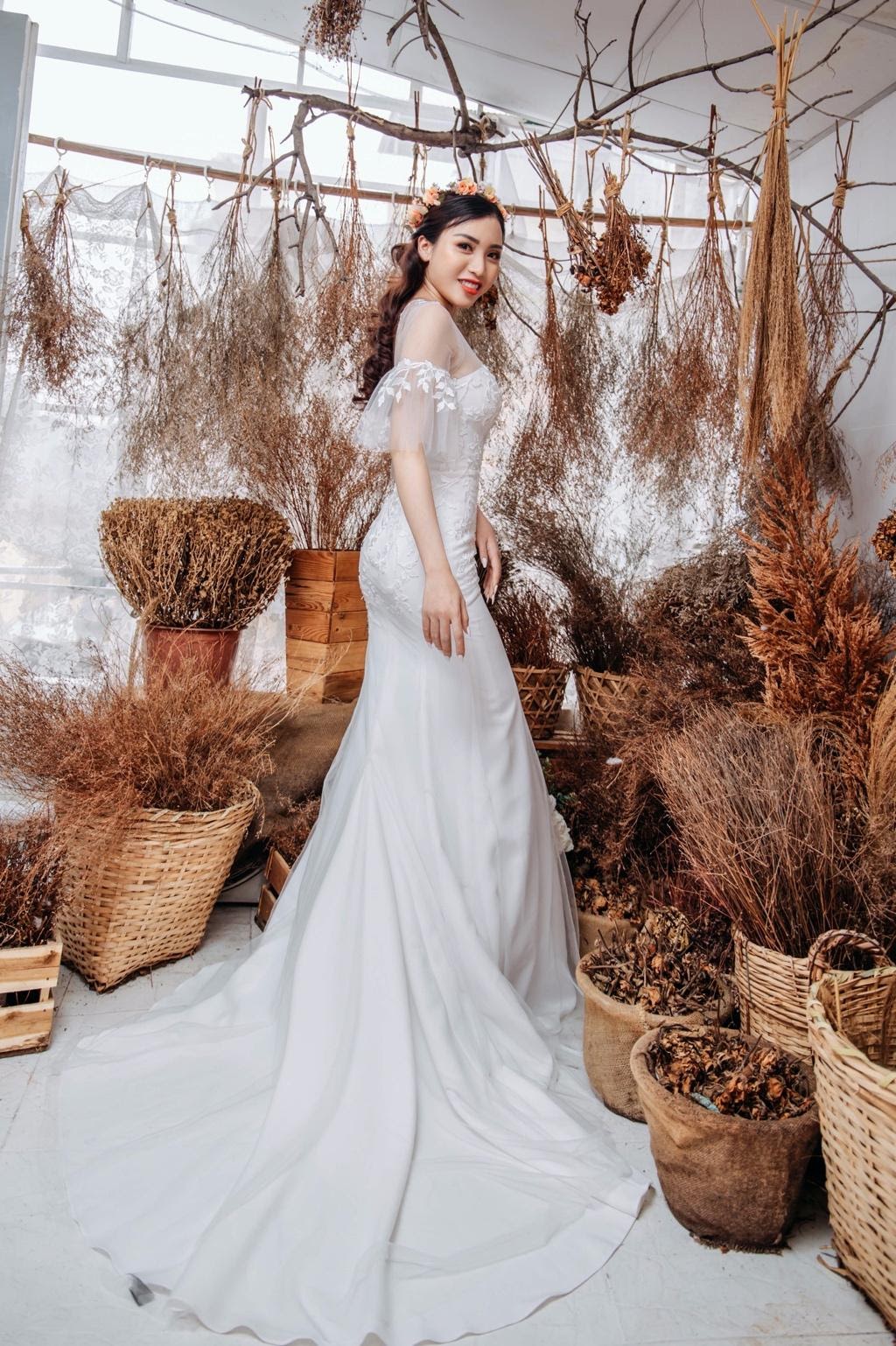 Váy cưới đuôi cá IVY với phom dáng ôm sát tôn đường cong, chân váy xòe nhẹ và chi tiết ren hoa văn