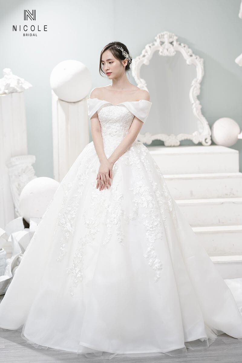 Nét ngọt ngào và quyến rũ của nàng dâu trong thiết kế váy trễ vai