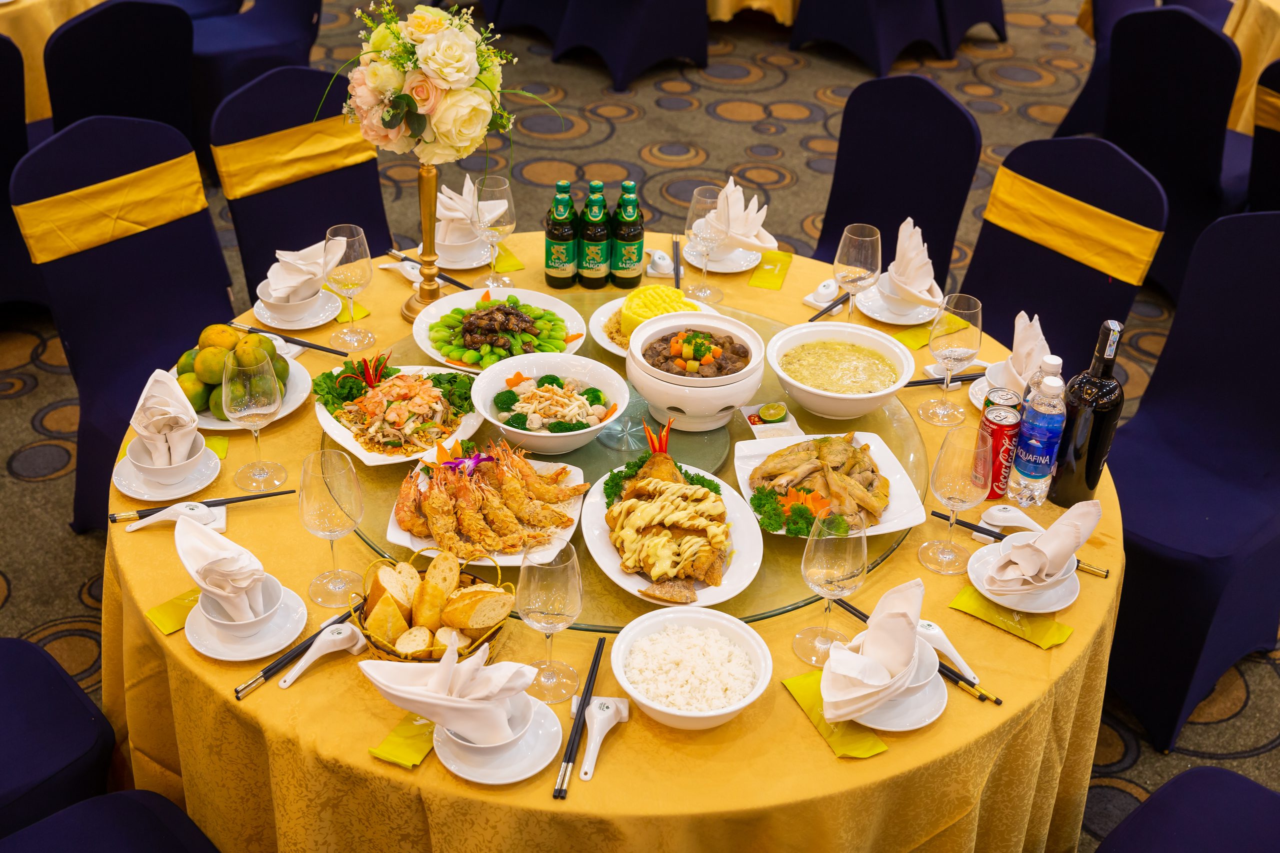 Không gian tiệc cưới được trang trí đồng bộ và chuyên nghiệp
