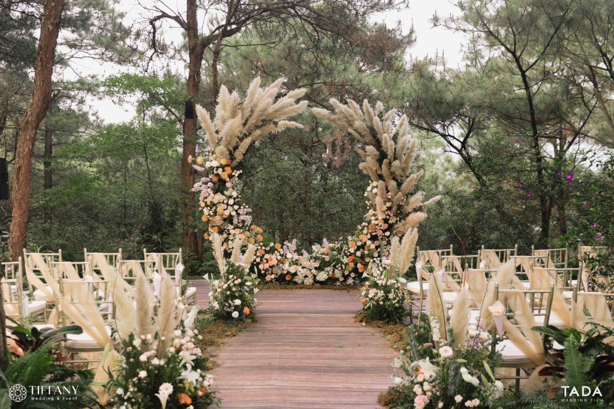 Sân khấu cưới ngoài trời với khung cảnh lãng mạn