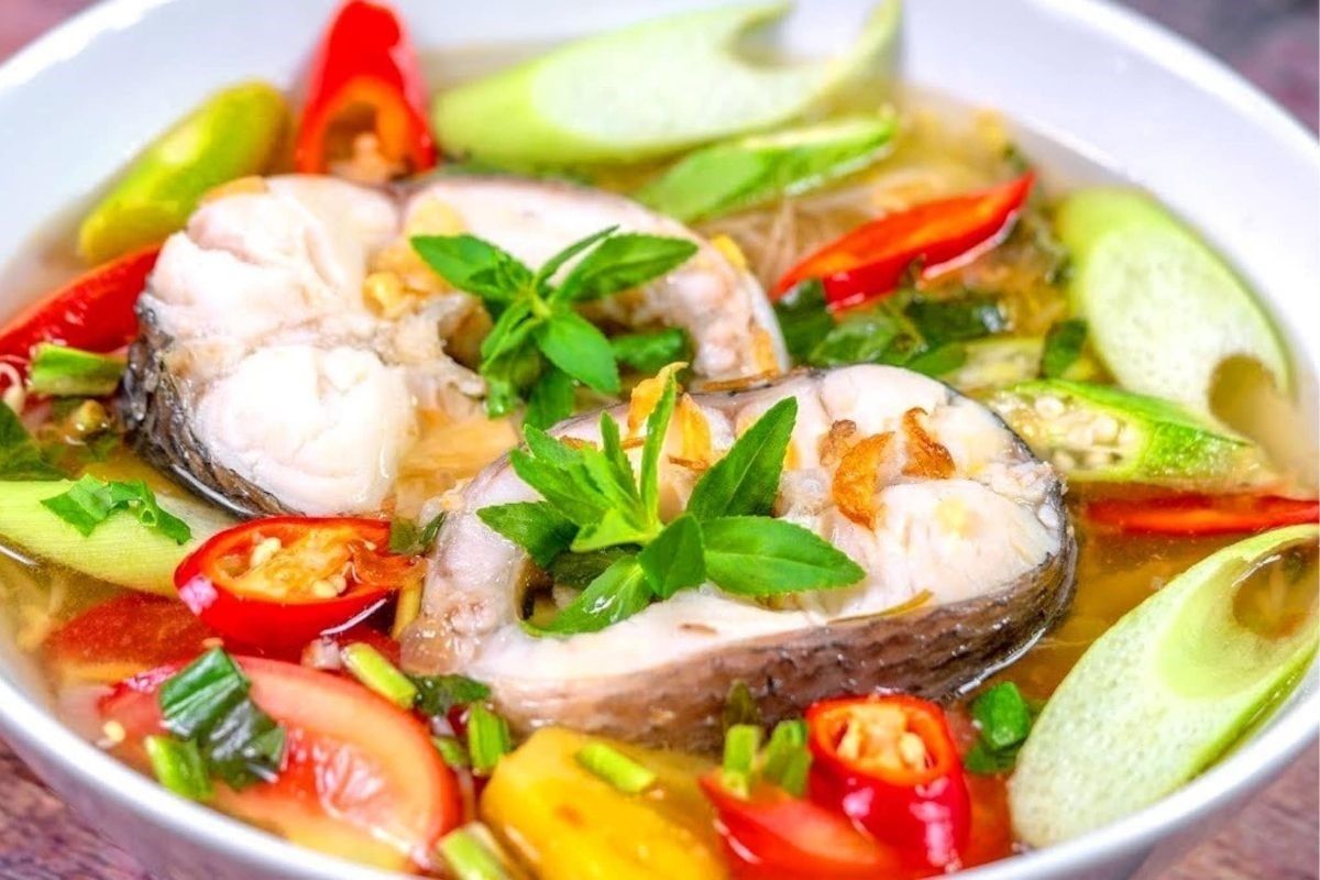 Canh chua cá lóc với các nguyên liệu tươi ngon