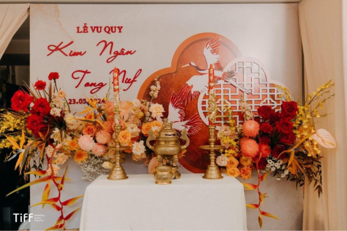 Mẫu trang trí bàn thờ gia tiên đám cưới truyền thống với mâm ngũ quả và hoa tươi trang nghiêm