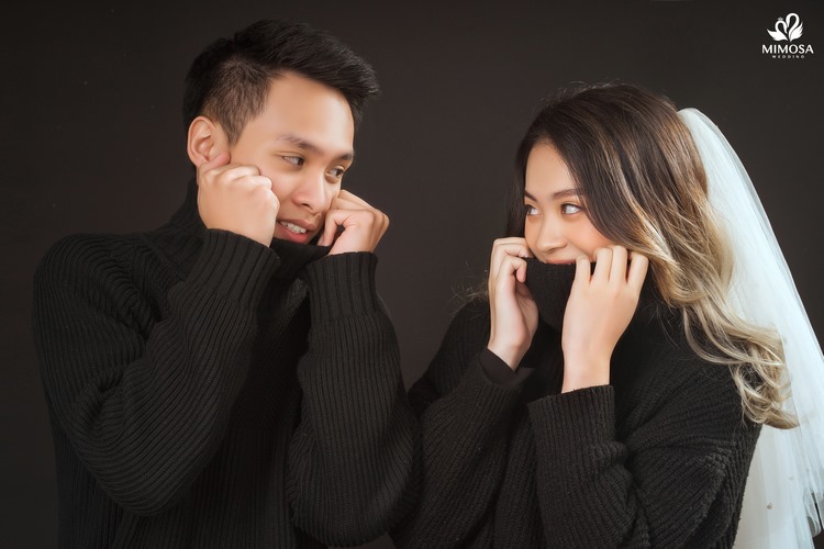 Cặp đôi chụp ảnh cưới trong studio