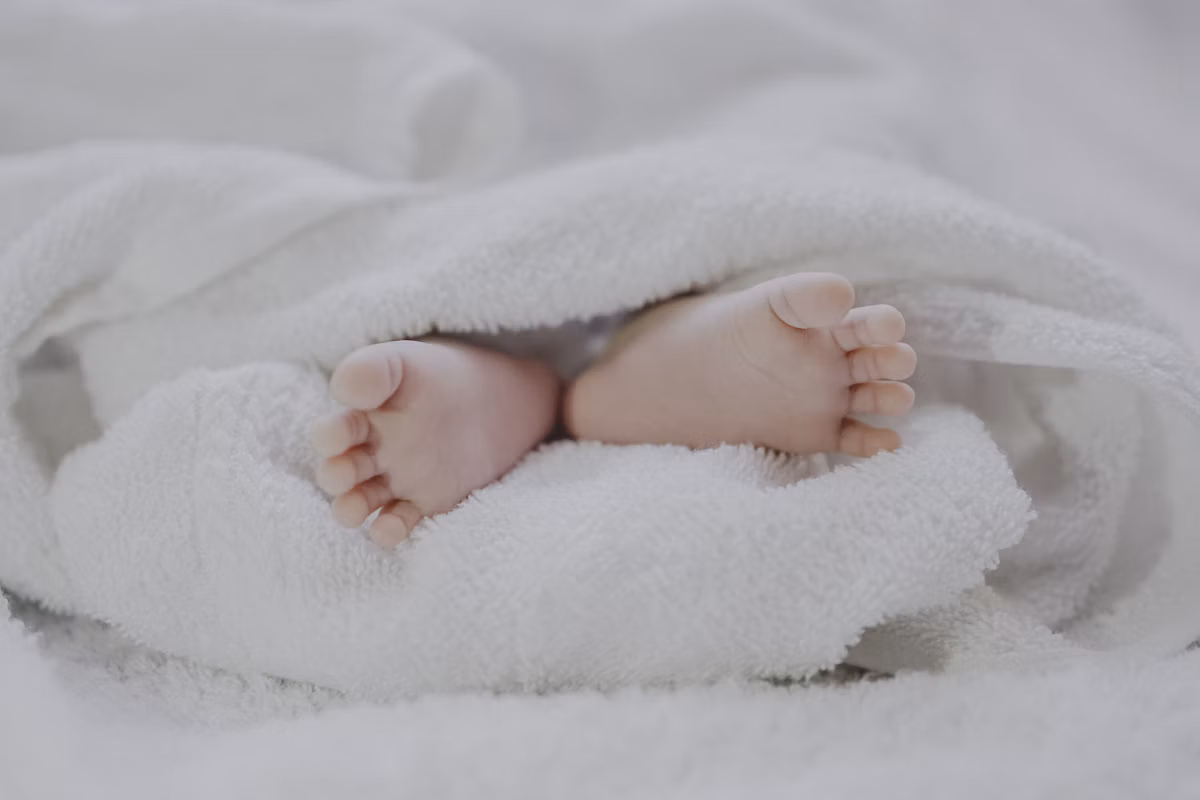 Trẻ sơ sinh khóc là dấu hiệu cần được y tá chăm sóc