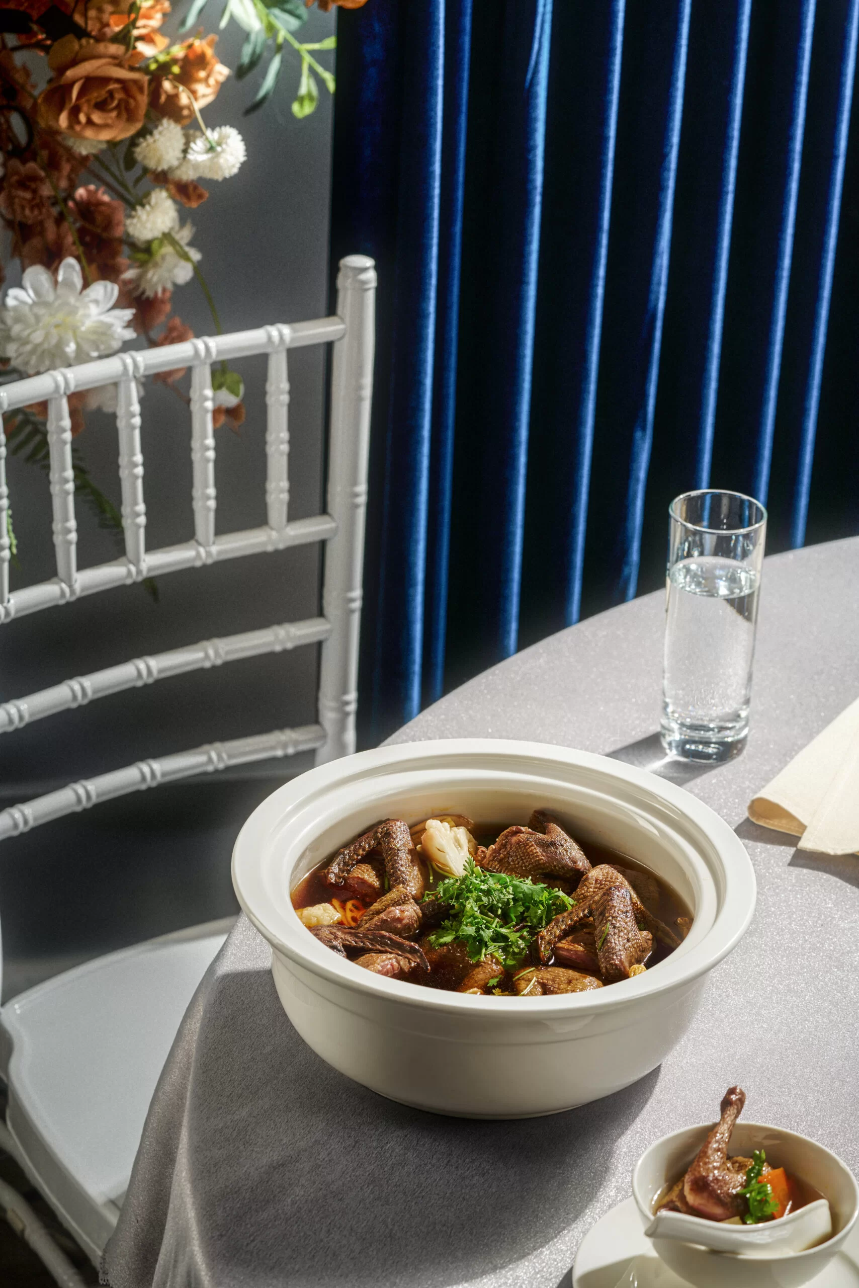 Món canh thường được đặt ở giữa bàn, phục vụ giữa bữa tiệc