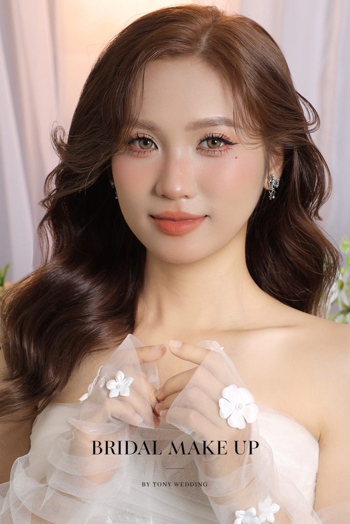 Cô dâu trang điểm và làm tóc