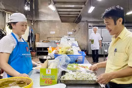 Sự tận tâm của người đầu bếp thể hiện qua từng chi tiết nhỏ trong việc chuẩn bị khẩu phần ăn