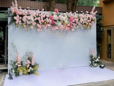 Backdrop tiệc cưới ngoài trời cho không gian sân vườn